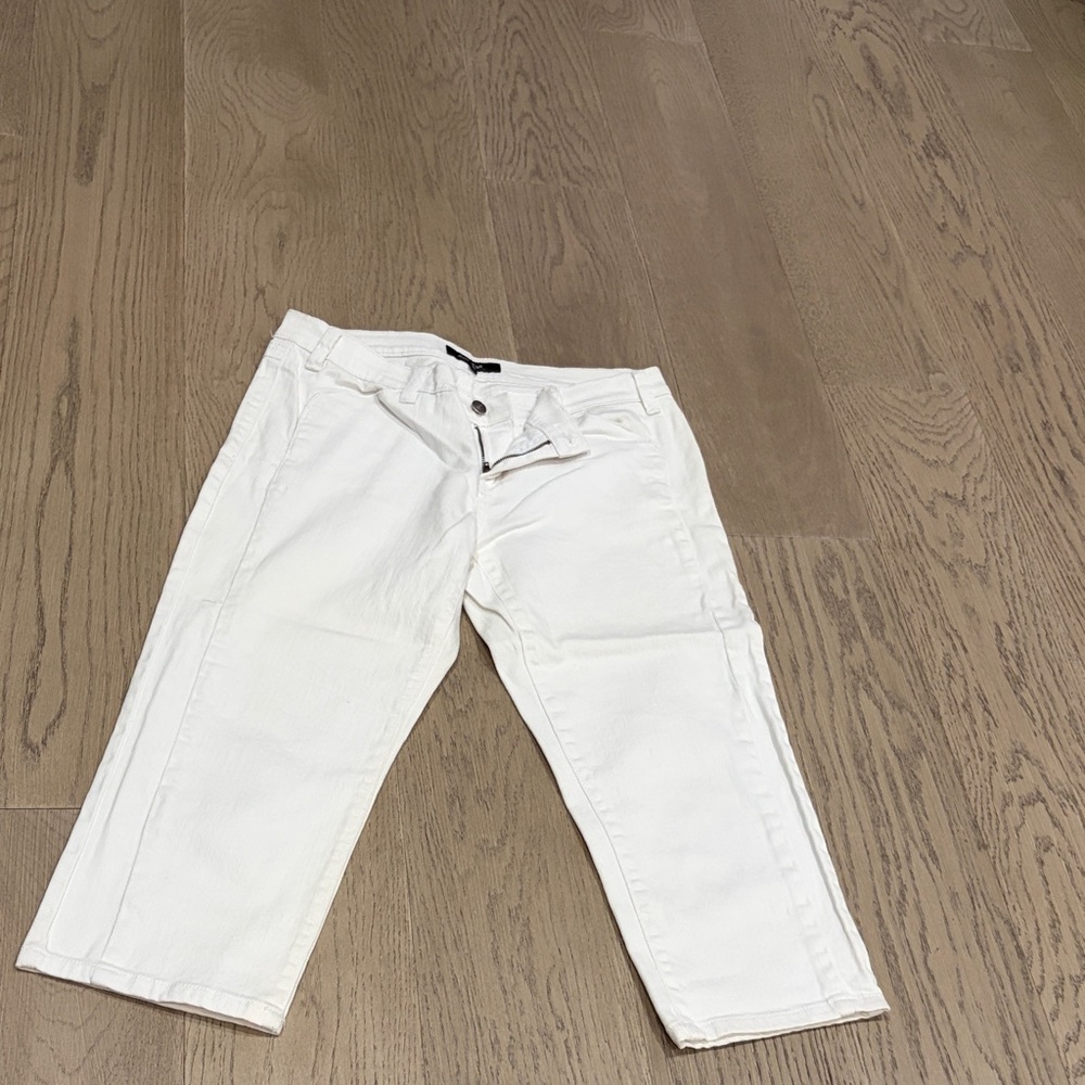 Daisy Fuentes White Capris
